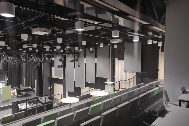 Ääntä vaimentava verho auditorioon