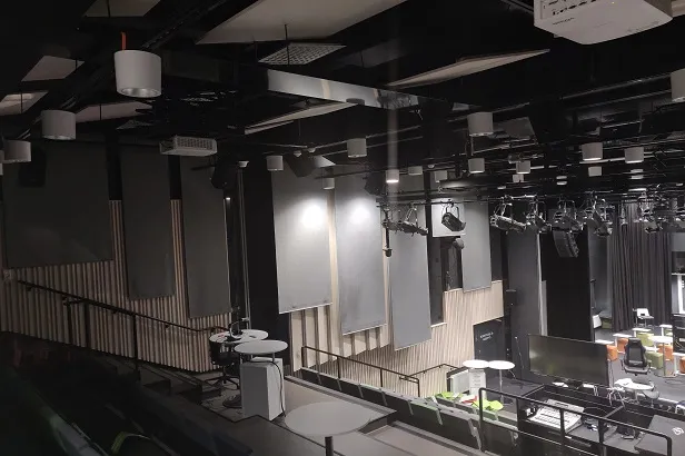 Akustiikkaverhot auditorioon