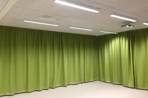 Pehmeä akustiikkaverho koulutiloihin