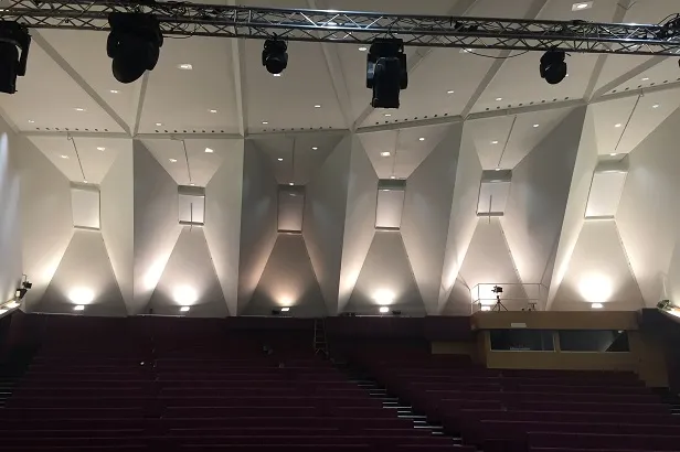 Kattoverhoratkaisu auditorioon – esteettinen ja toimiva