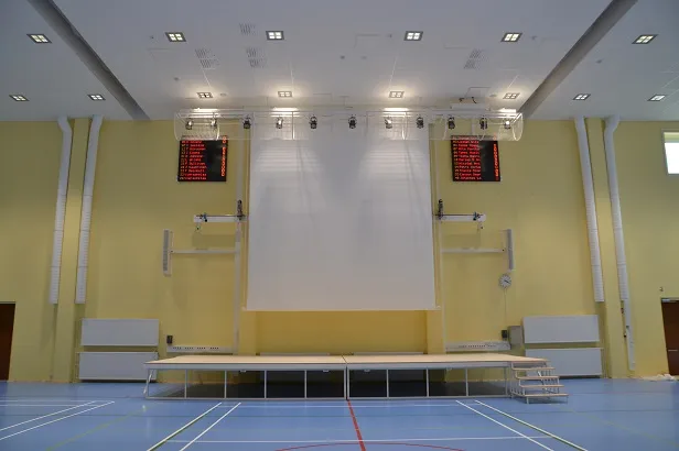 Seinälle kääntyvä näyttämö, valkokangas ja valaisinansas