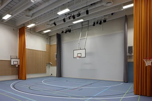 Nouseva näyttämö piiloutuu lattiaan silloin, kun sitä ei tarvita