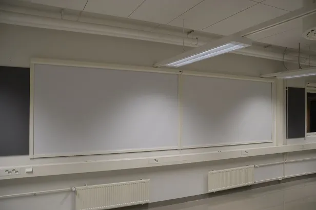Sähköinen pimennysverho luokkahuoneeseen