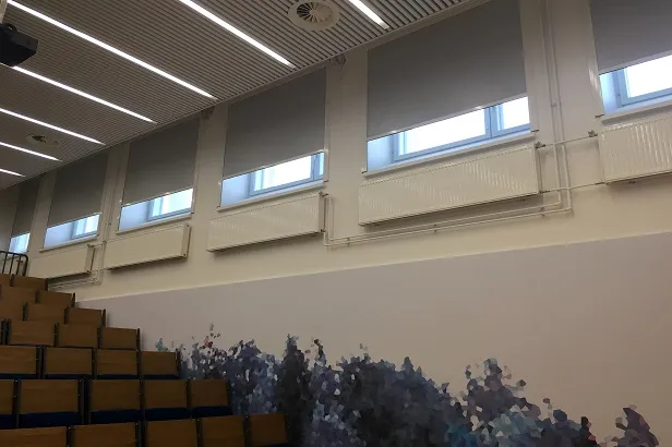 Moottoroitu pimennysverho auditorioihin ja kokoustiloihin