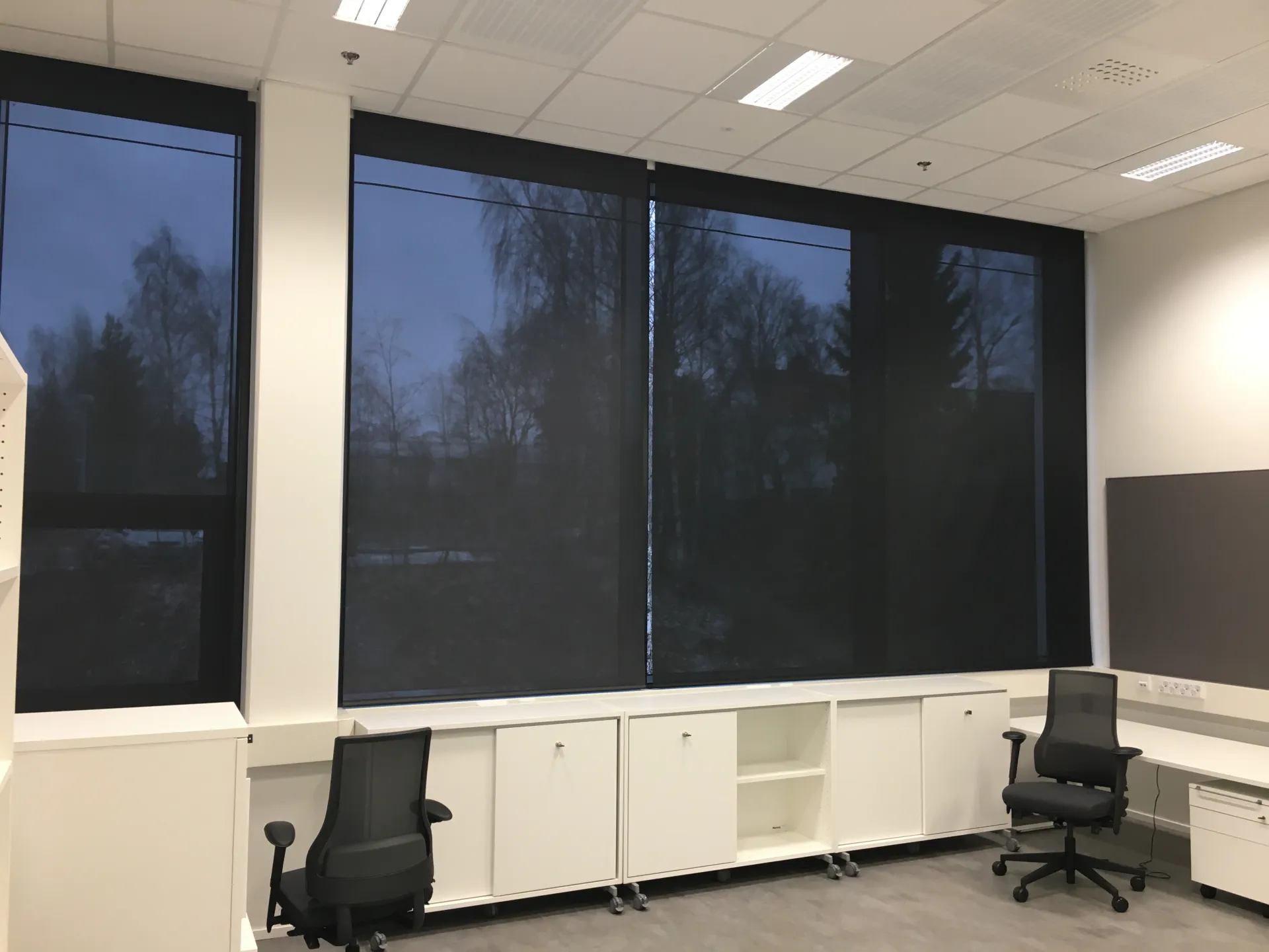 Screenkaihdin työtilan aurinkosuojaksi