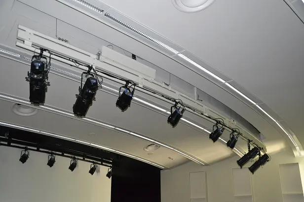 Sähkökäyttöinen valaisinansas auditoriossa
