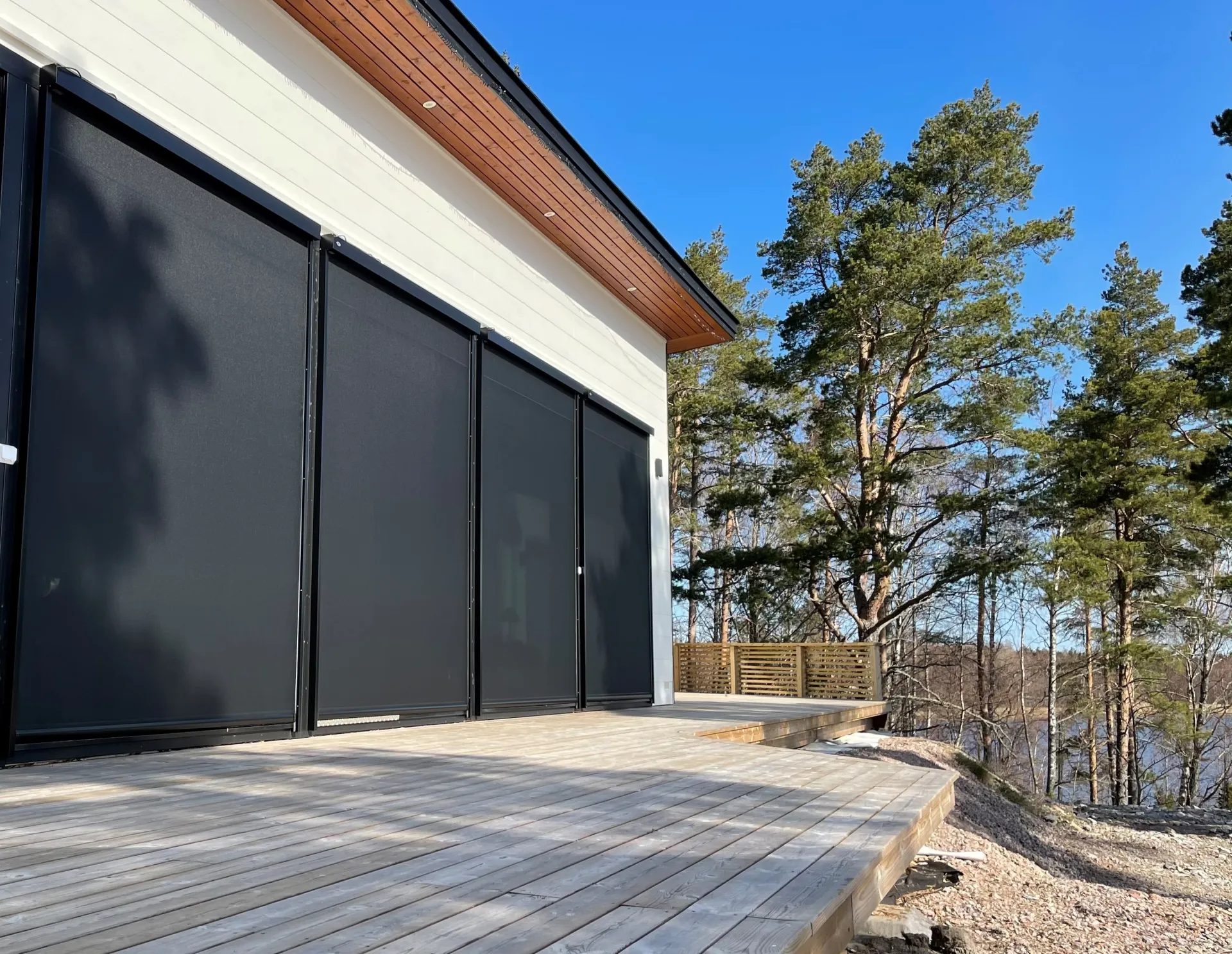 Säänkestävä aurinkosuoja terasseille ja suurille ikkunoille