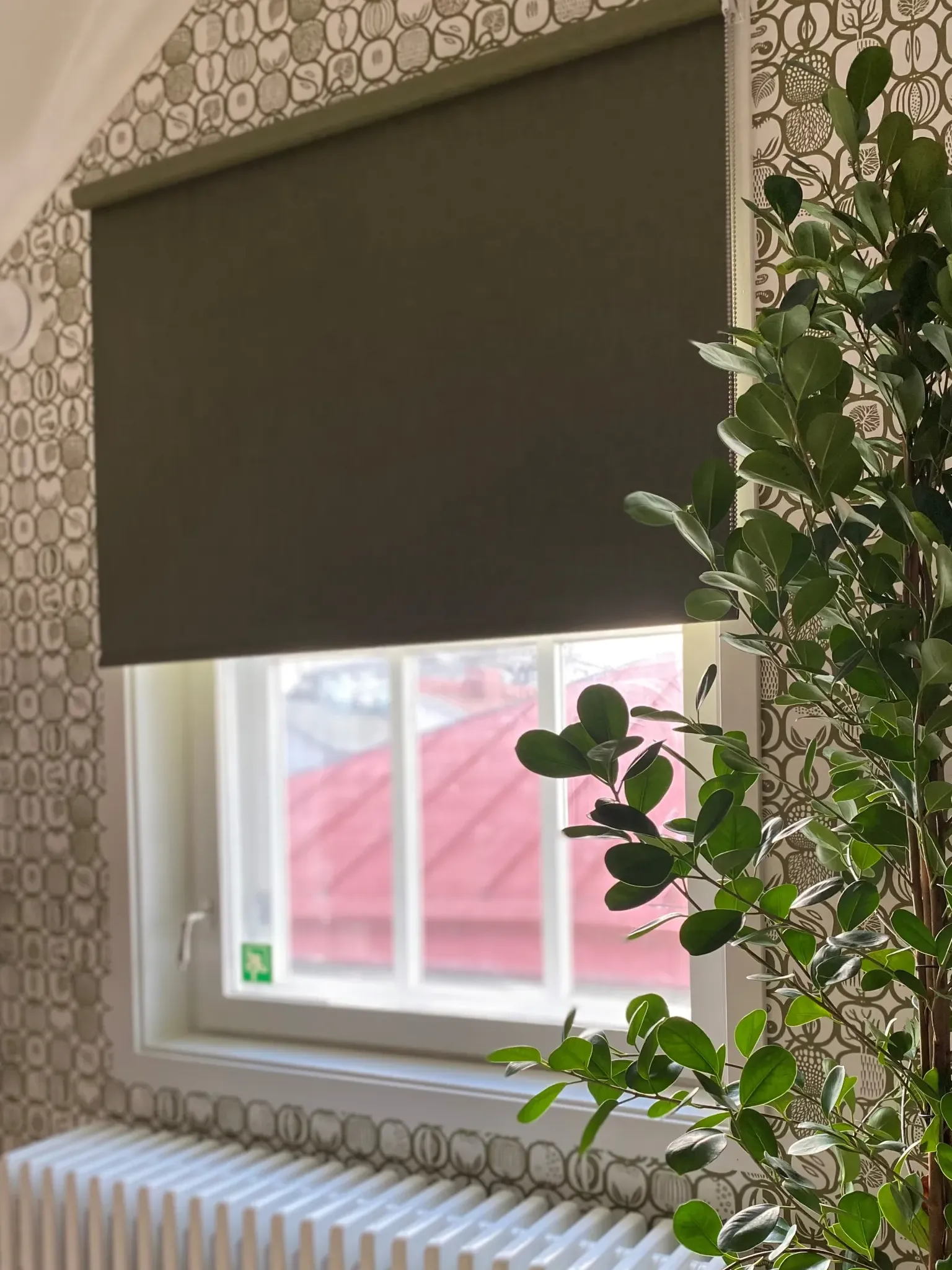 Pedeluxin pimentävä rullaverho hotellissa