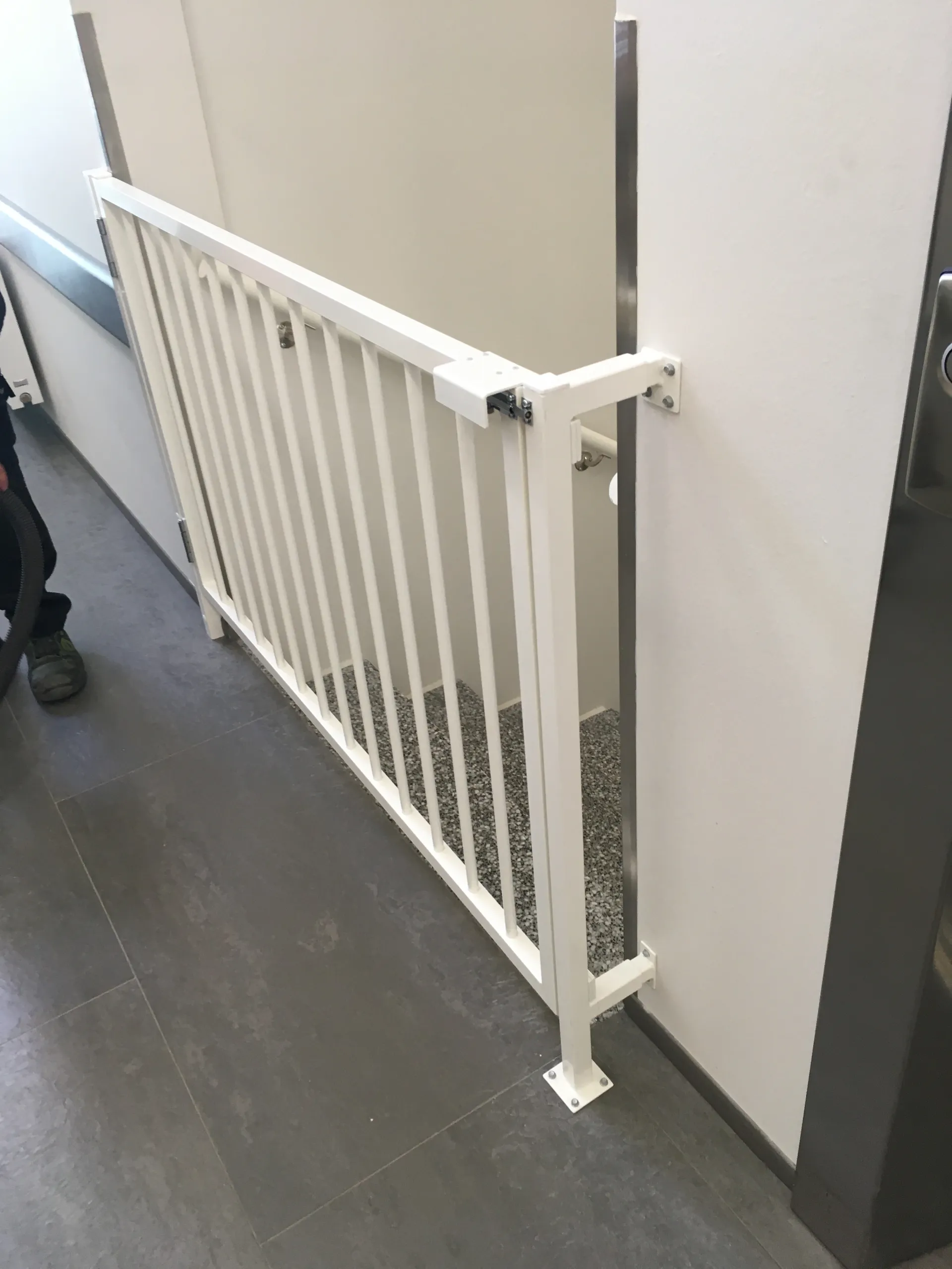 Turvallinen käyntiportti yleisiin tiloihin